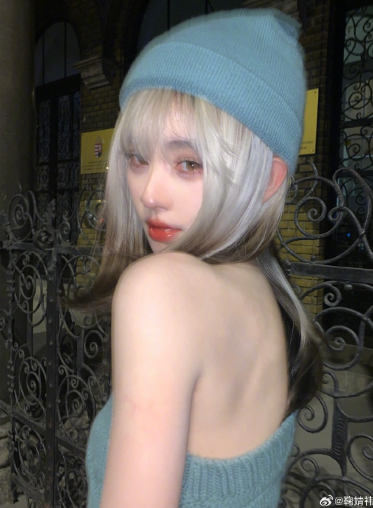 鞠婧祎夜幕街头摆拍银棕色拼接发摩登惹眼