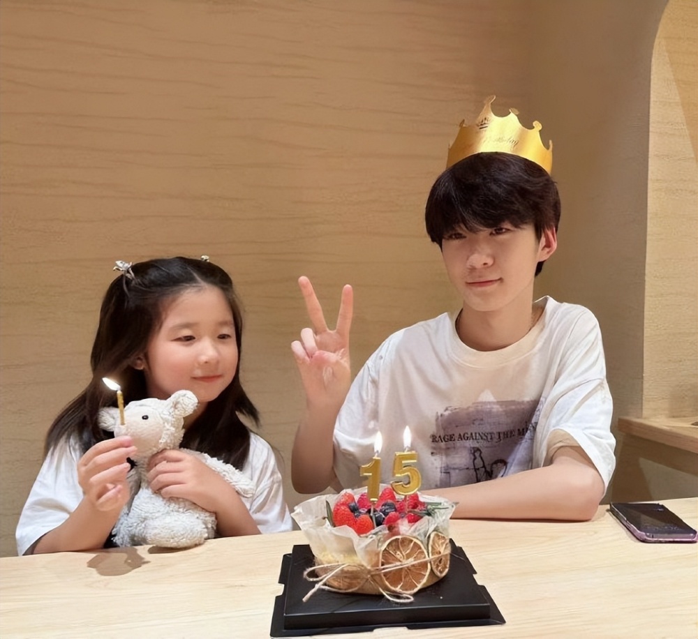 张亮儿子恋情风波后首发文,澄清看网红直播:在忙学习,勿尬黑_腾讯新闻