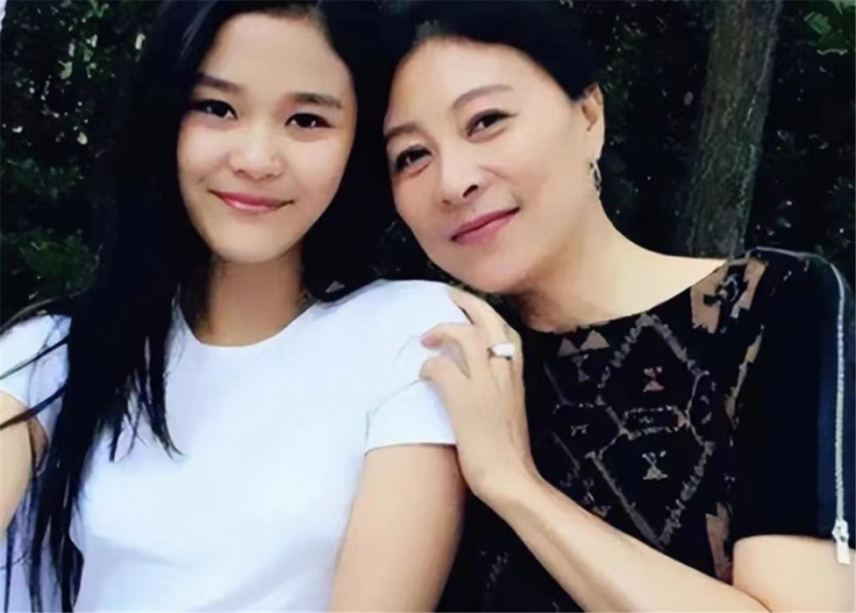 《走走停停》"最佳新人"岳红,24岁拿影后,40岁患癌和女儿和解