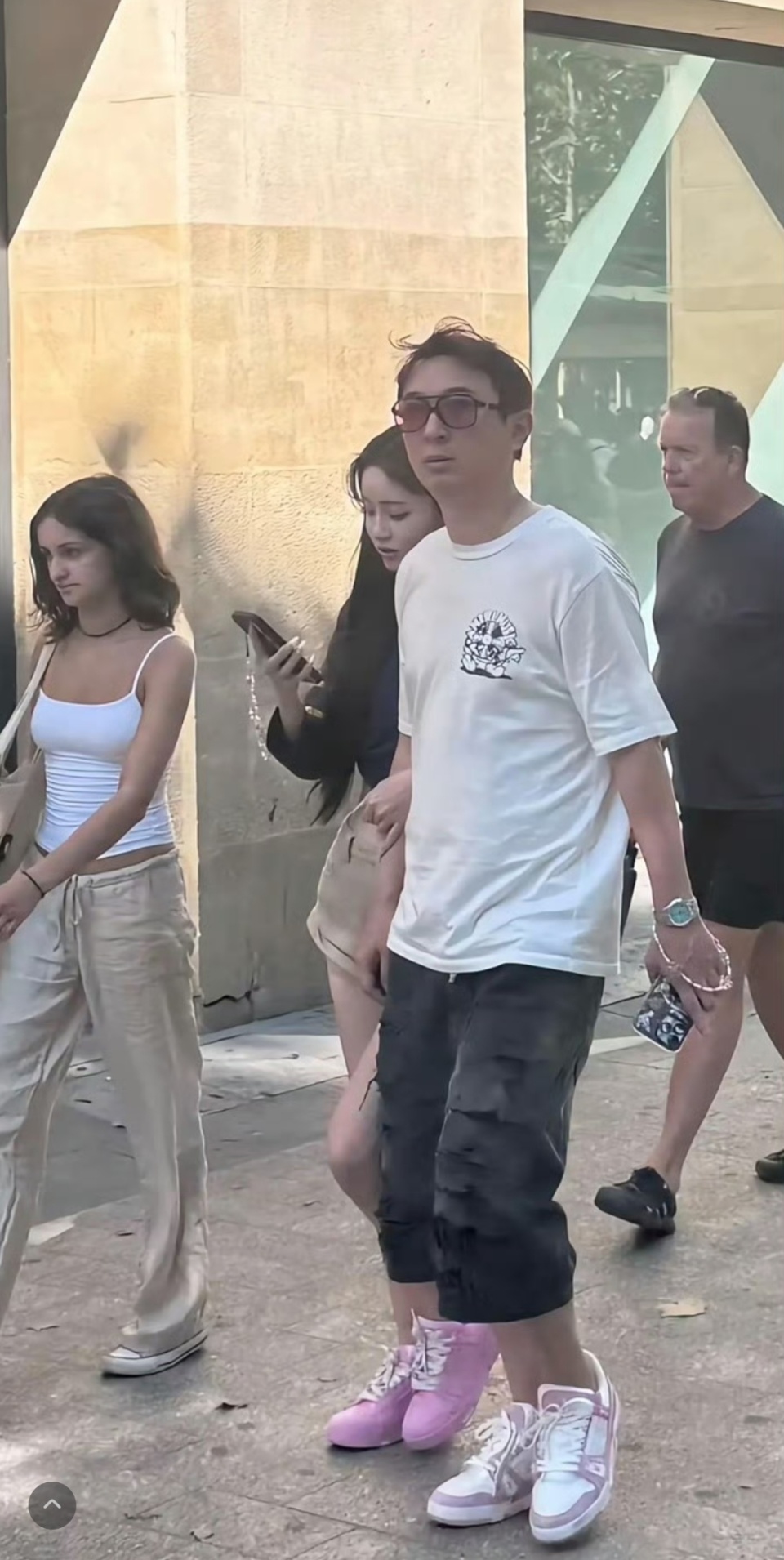 王思聪懒懒街头搂抱秀恩爱 下巴吸睛