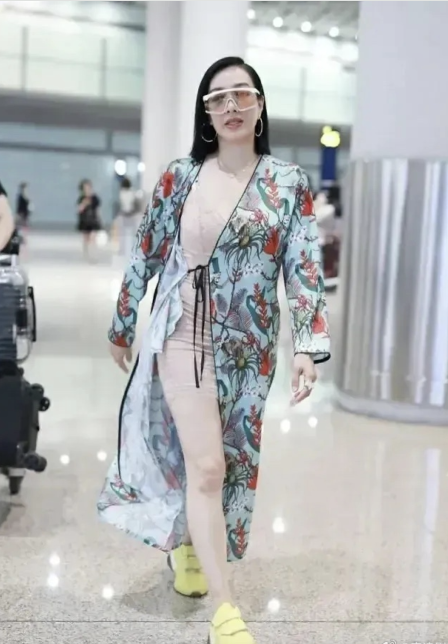 53岁钟丽缇:从「膀大腰圆」到身材火辣,她的自信治好了我的身材焦虑