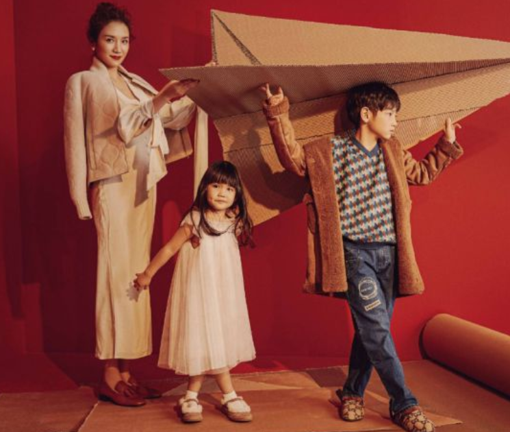 杨烁演员妻子带女儿拍写真!