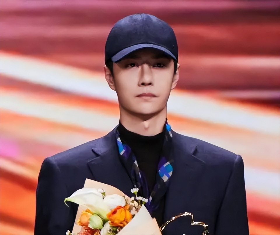 王一博最新露面依旧戴帽子,后脑疑似出现斑秃,国外看球赛散心