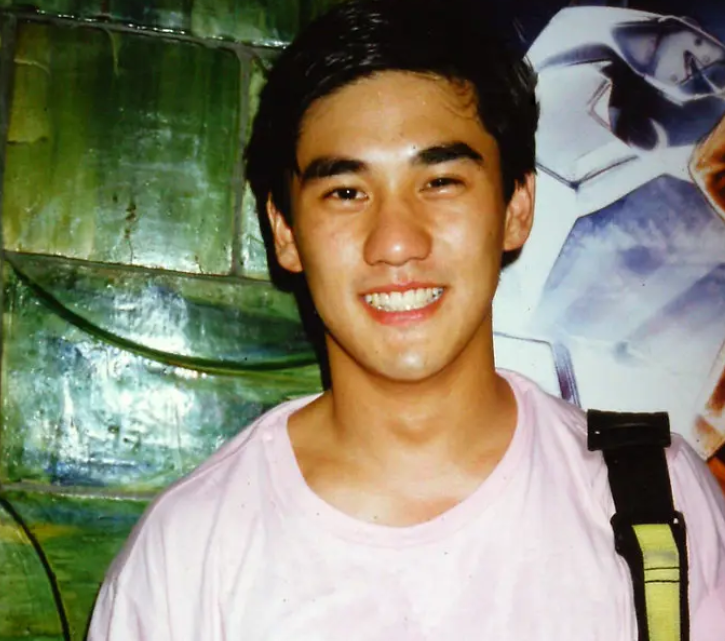 吴大维年轻的时候,长得俊朗不凡,是一等一的大帅哥.