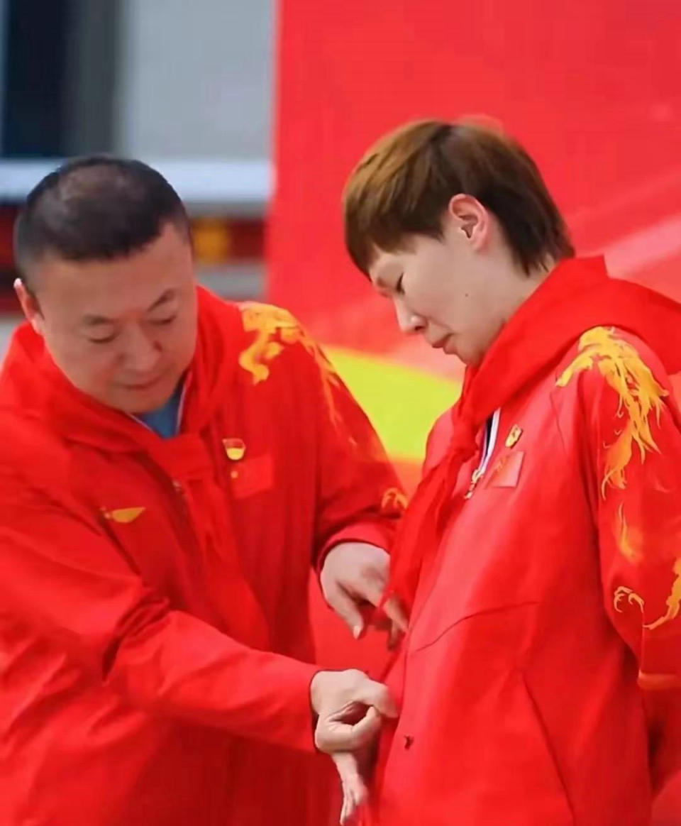 马琳帮王曼昱弹飞虫,结果弹到刘国梁身上