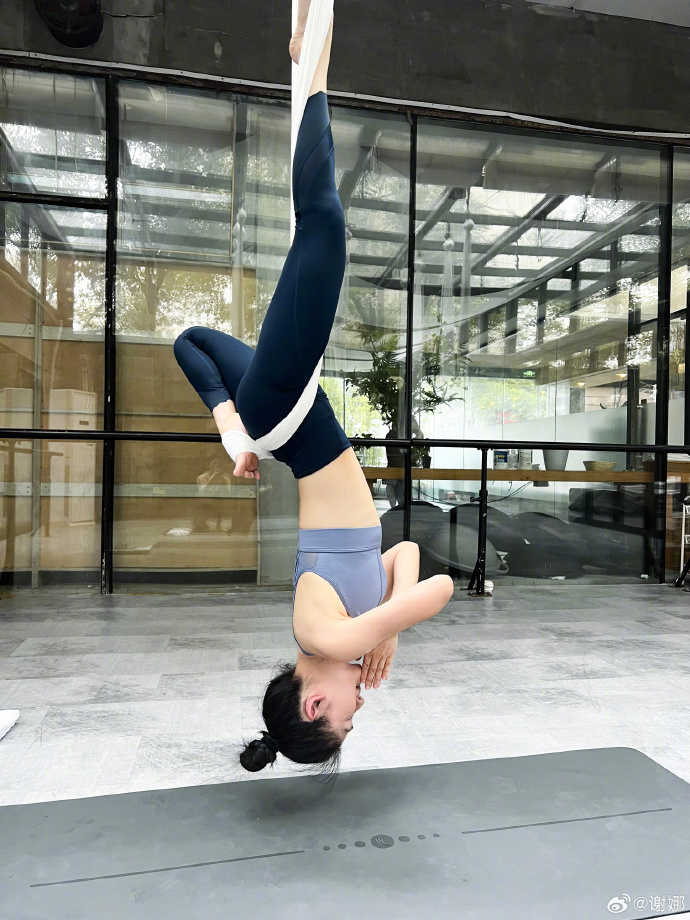 谢娜练习高难度瑜伽,空中倒立大秀核心力量,小腹平坦蚂蚁腰抢镜