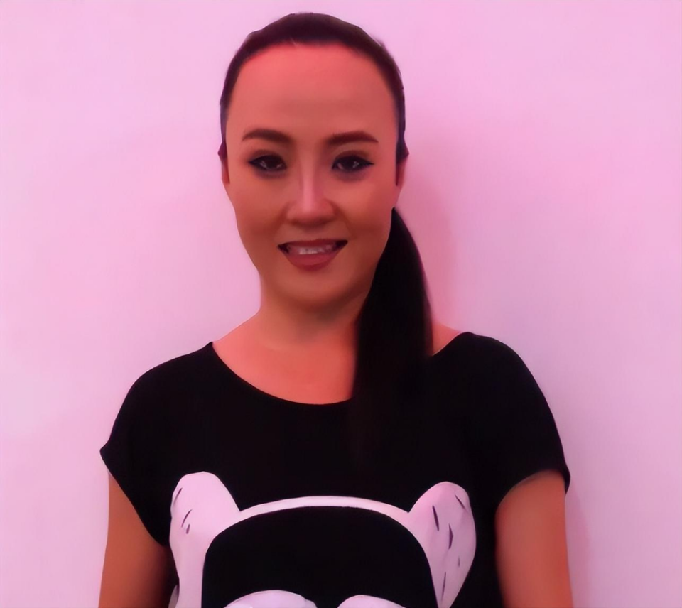 孙立荣:赵本山的第一位女徒弟,上过春晚,嫁富豪丈夫被宠成公主