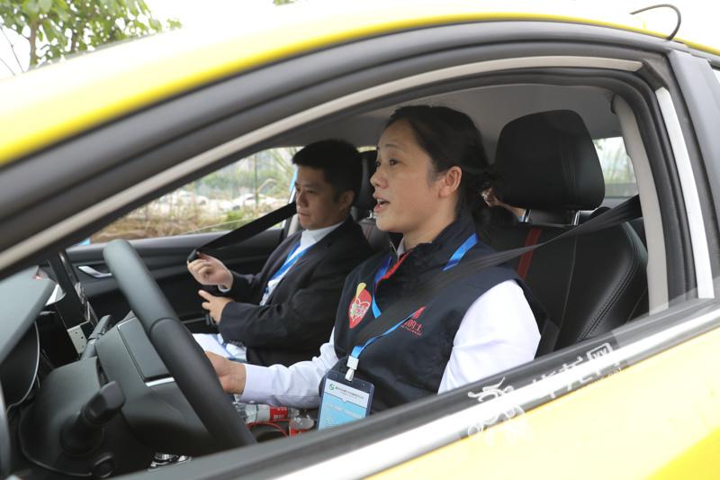 视频| 比车技赛服务 看重庆出租车司机技能比拼_腾讯新闻