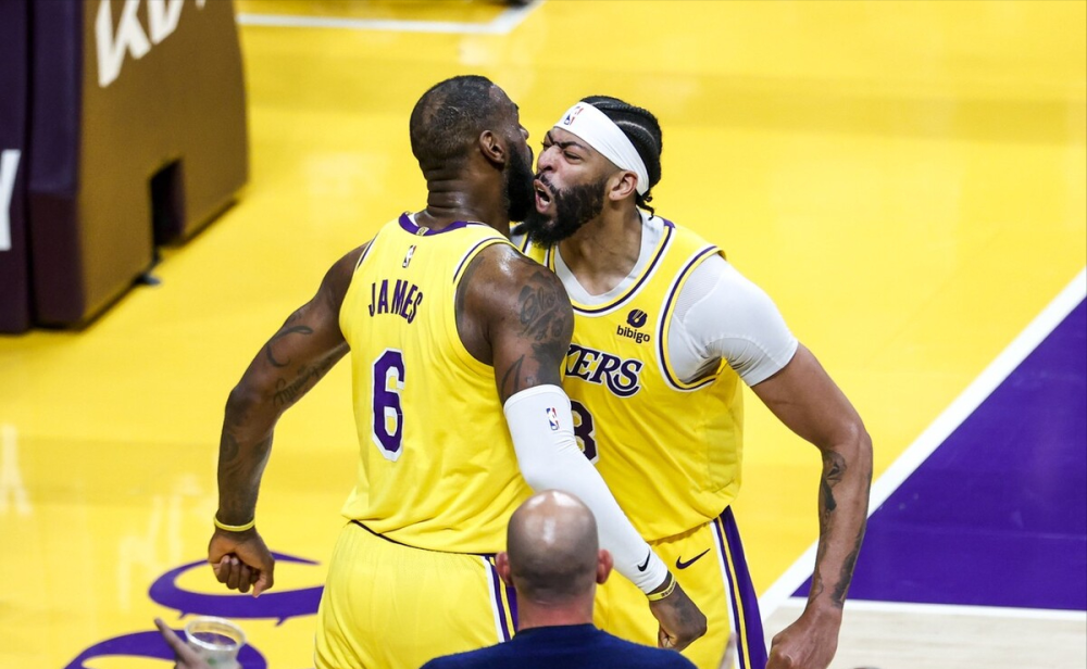 狄龙搬石砸脚,老詹一变化始料未及,詹眉组合统治力新演绎_腾讯新闻