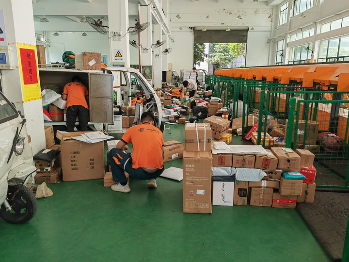 "618"新一波邮件高峰来临,快递小哥四小时跑七八个小区