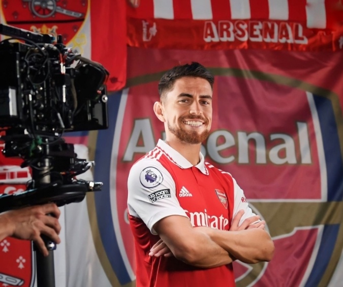 官宣!阿森纳续约若日尼奥,切尔西躺赢,阿尔特塔将再签顶级射手