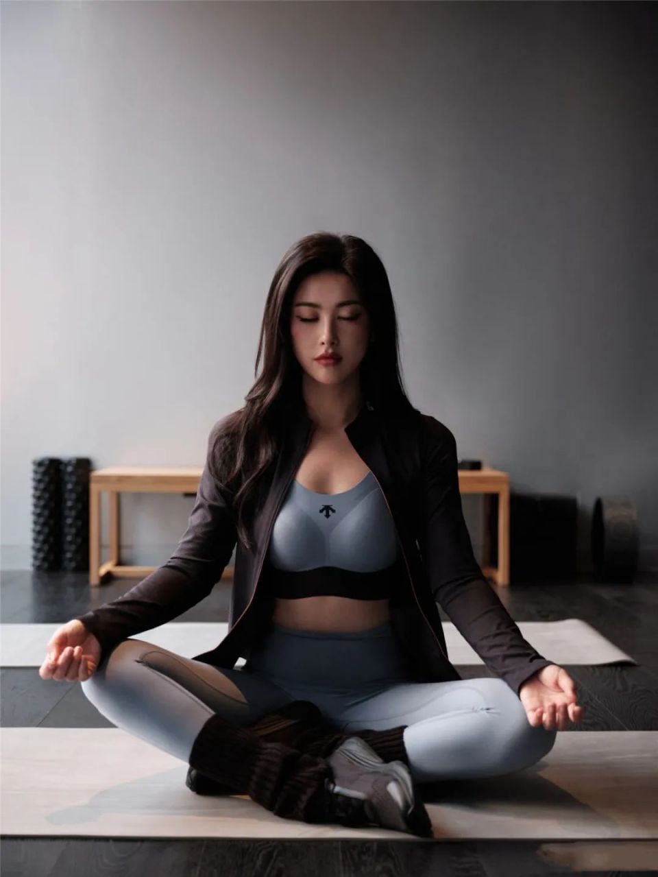 朱珠瑜伽大片惊艳亮相雾蓝色健身服勾勒完美曲线气质超绝