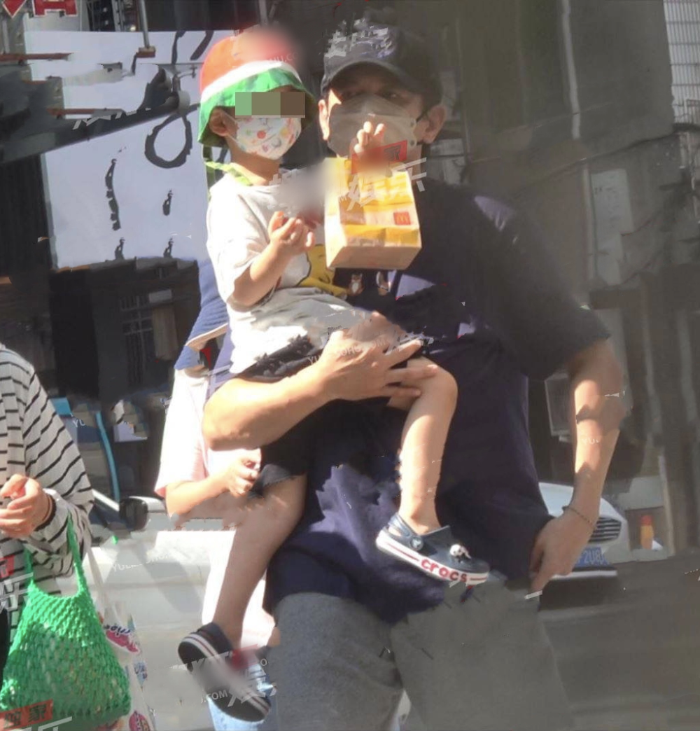 53岁吴奇隆带儿子逛商场,5岁步步帅气可爱,刘诗诗公公罕见现身
