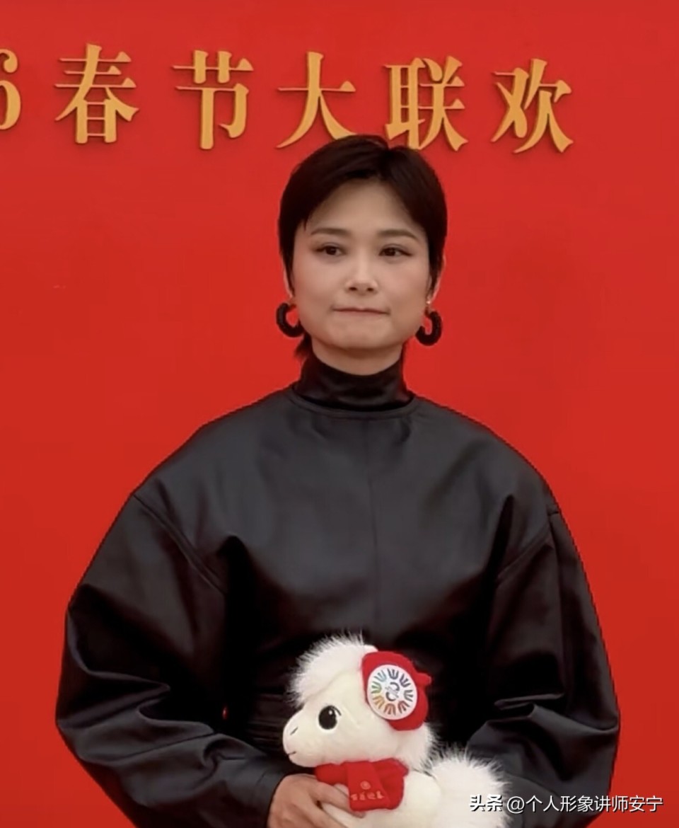 被笑不露齿的李宇春惊艳，穿红裙子 面相变了很多