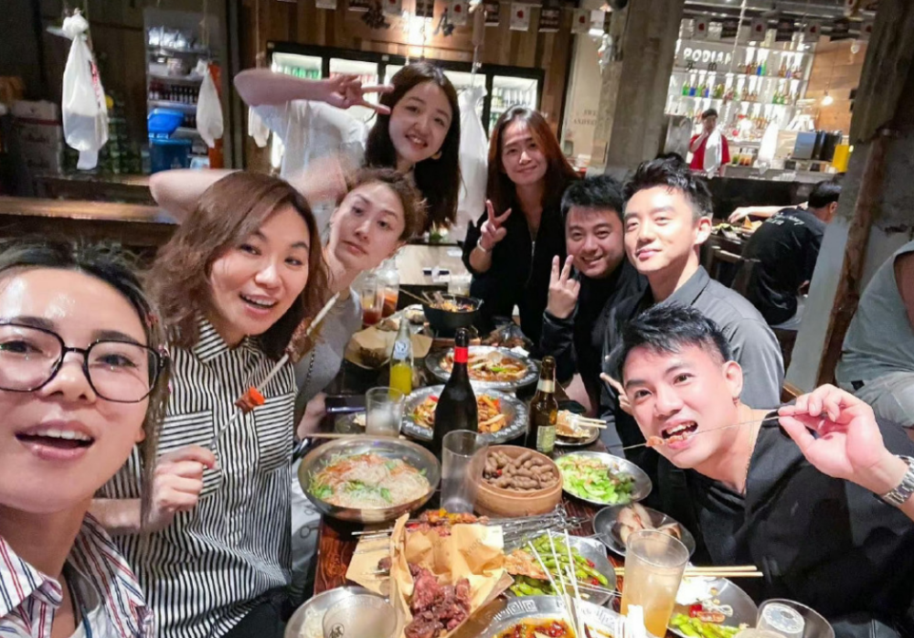 苗苗带女儿打针承认有三胎,评论区沦陷,被心疼生仨娃都没办婚礼-腾讯