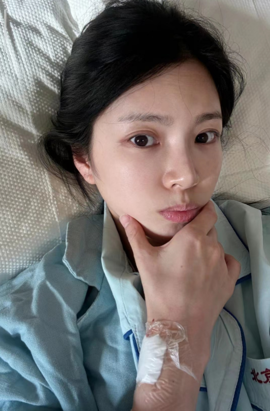 王灿晒住院照,手腕扎针惹人心疼,杜淳贴身陪伴获老婆高调示爱