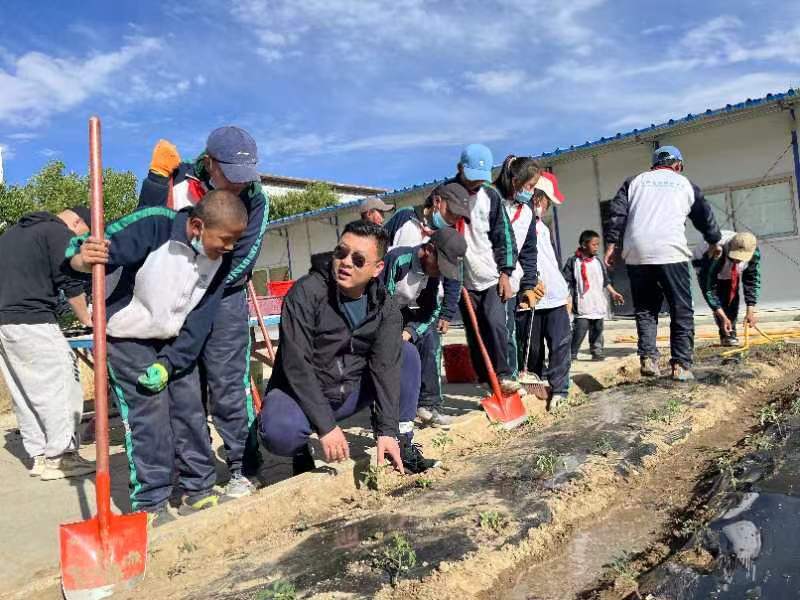北京新一批"组团式"教育援藏教师开启援藏之旅_腾讯新闻