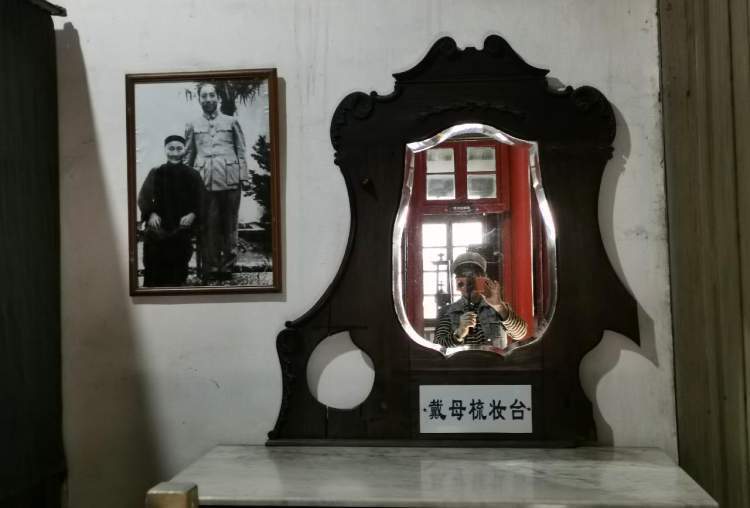 据介绍故居昔日陈设豪华,门前置有屏风,门上垂挂珠帘.