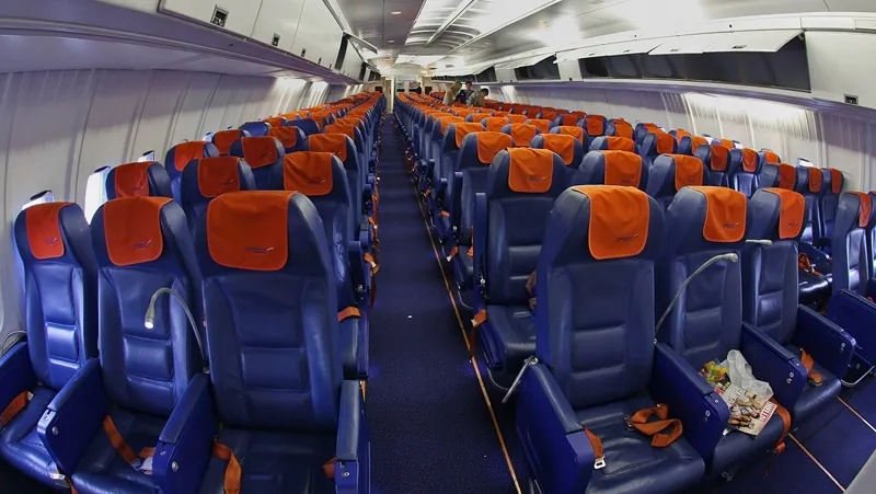 (伊尔-96的机舱布局,这是典型的双通道宽体客机)伊尔-96-400m可以看做