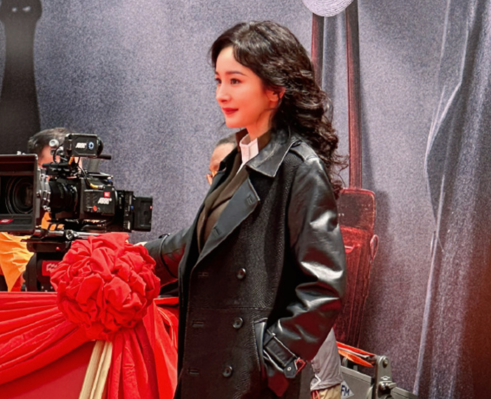 看了话题才知道,原来在官方的官宣动态中,杨幂的名字被放在了秦昊的