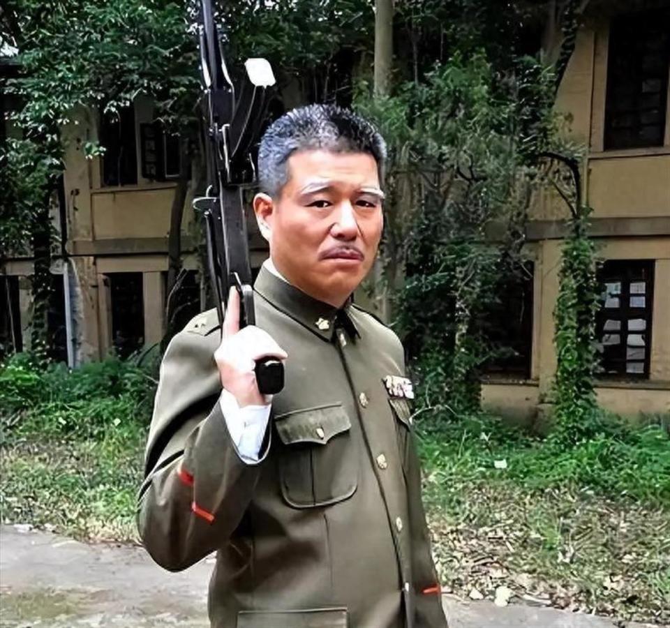 娶小27岁央视才女 快60岁才当爹 如今他衰老明显 娇妻气质出众