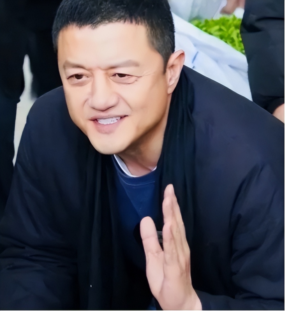 王菲没想到，负债累累的前夫李亚鹏，竟靠着一个举动口碑暴涨_腾讯新闻
