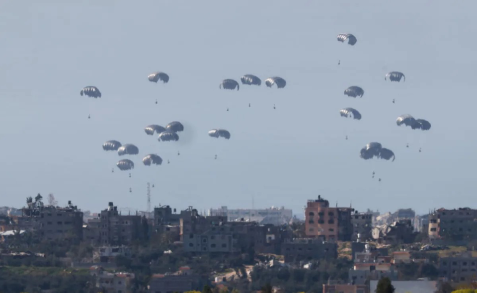 美国在加沙空投出问题,降落伞未及时打开,造成至少5人死亡_腾讯新闻