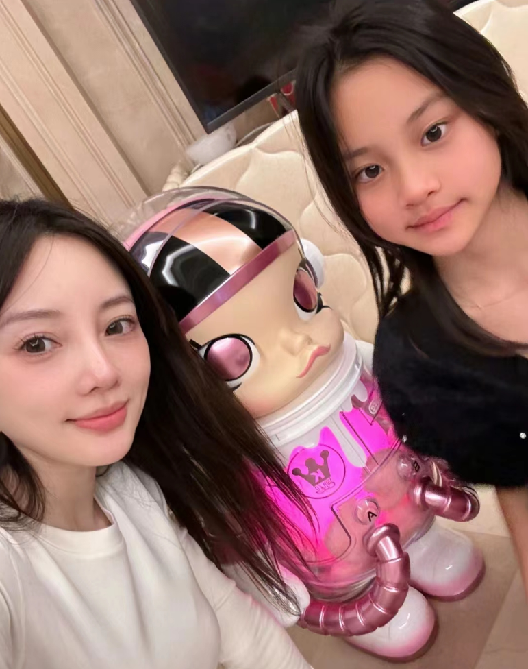 李小璐晒女儿,甜馨不受压岁钱争议影响露甜笑,和爸爸贾乃亮超像