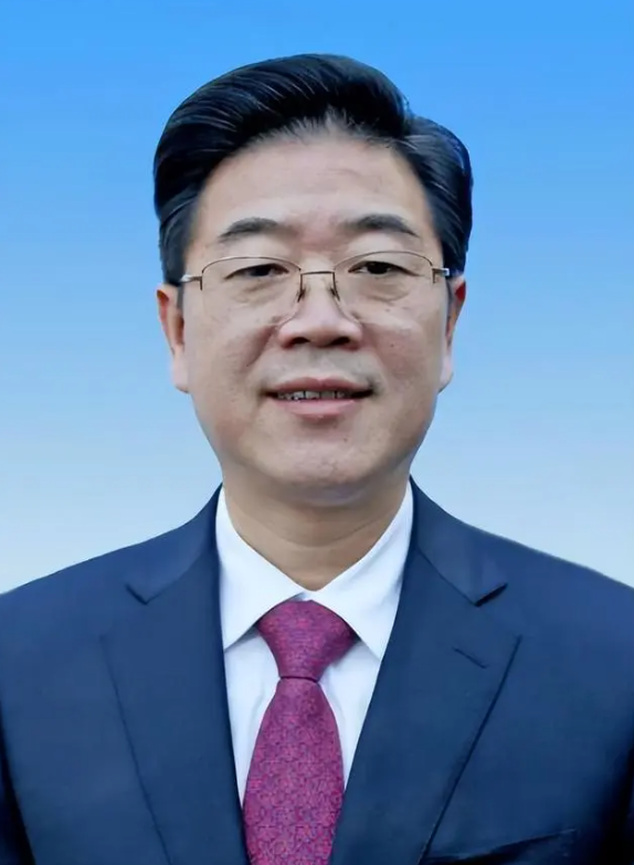 "好色书记"李亿龙,让情妇做区长,开房汇报工作,敛财4900万_腾讯新闻