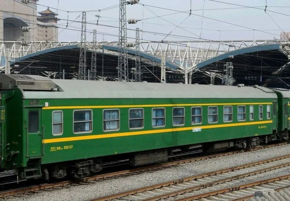 yz25b硬座车厢xl25b行李车厢,我们的火车站东风4d型内燃机车2010年1月