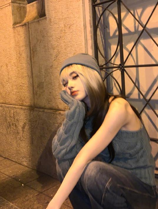 鞠婧祎夜幕街头摆拍 银棕色拼接发摩登惹眼