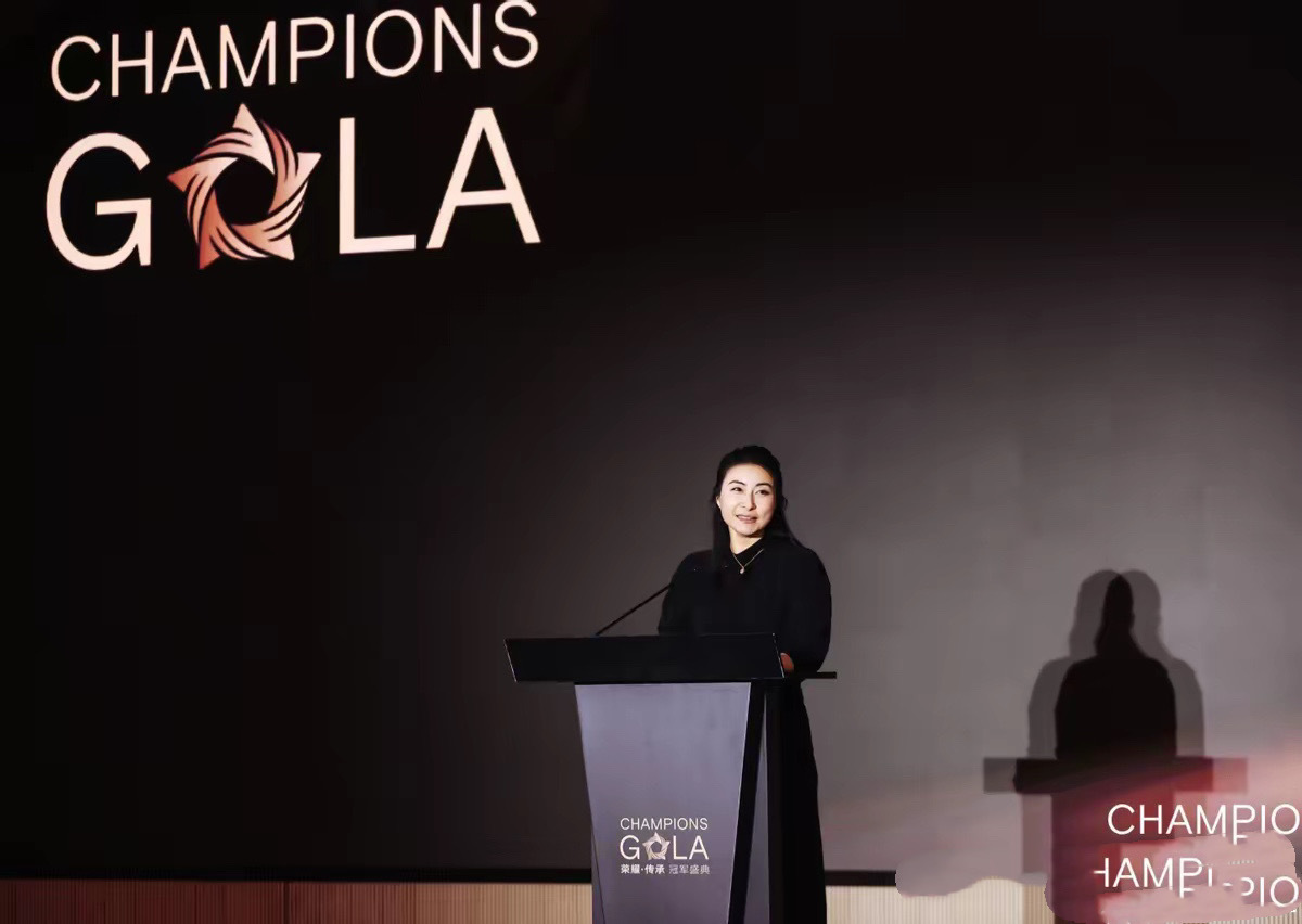 霍家辦體育基金晚宴，郭晶晶挨着李寧站C位，她穿黑色連衣裙很大氣 - 