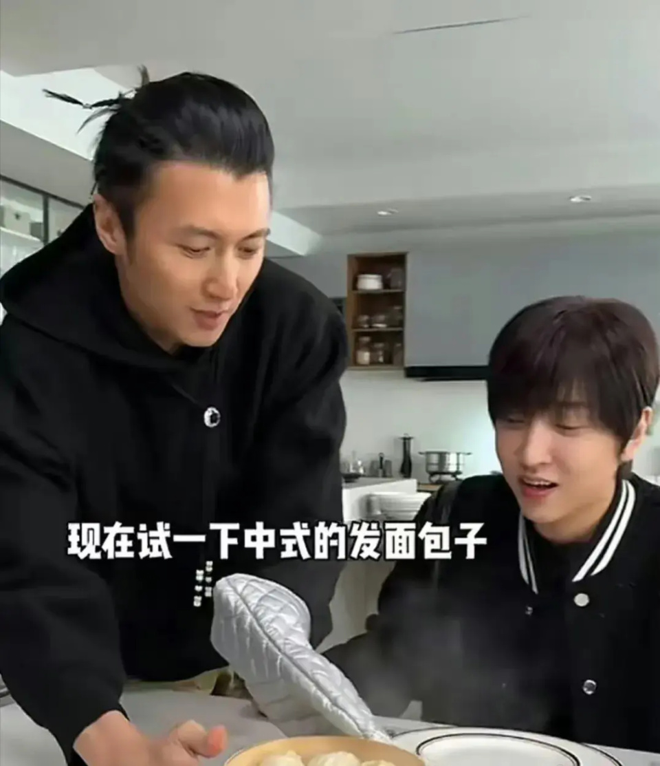 谢霆锋自降身价给网红做菜,反遭差评:菜做得很一般_腾讯新闻