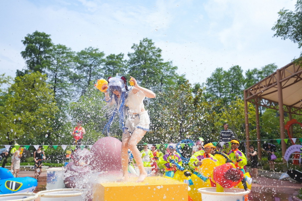 入伏消暑正当时 武汉美少女上演二次元水枪大战