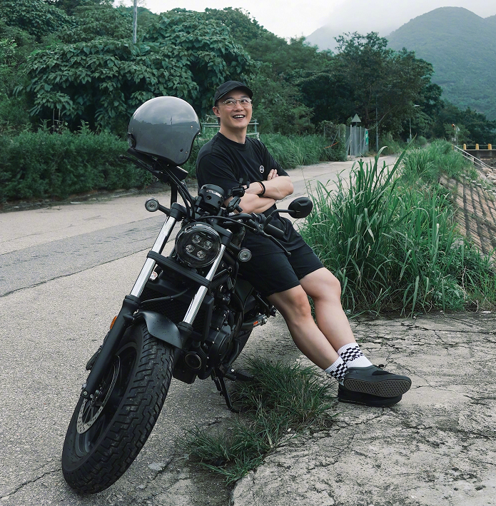 陈奕迅宣布重庆演唱会延期,打网球中暑晕倒,下巴缝了30多针