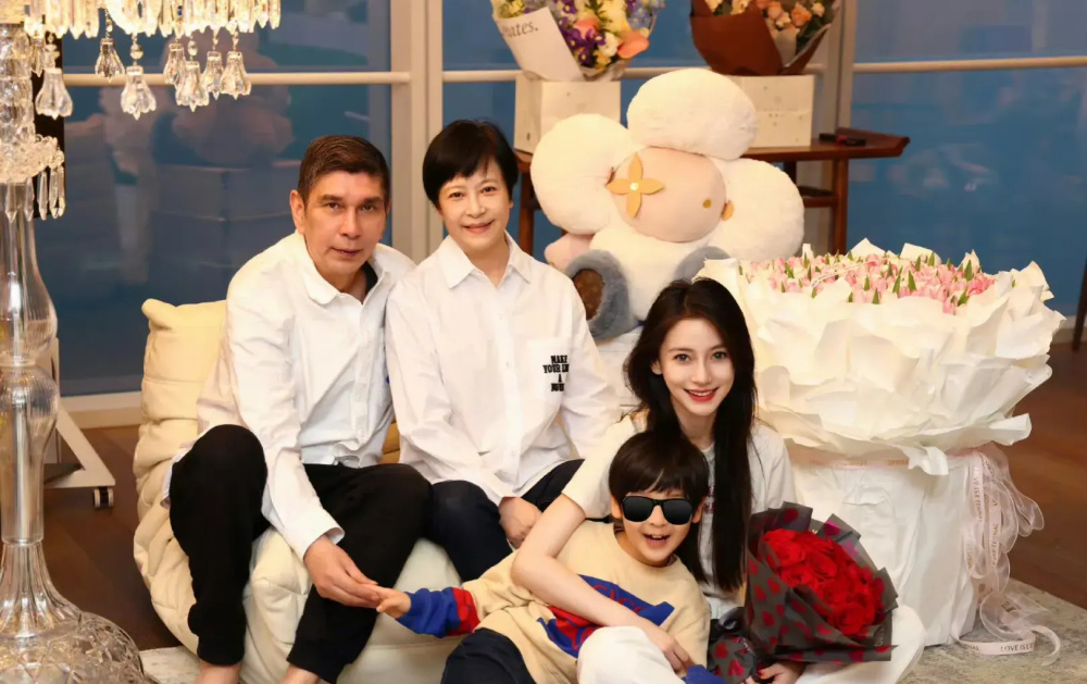 倪妮杨幂祝福缺席,同天黄晓明女友大秀钻戒_腾讯新闻