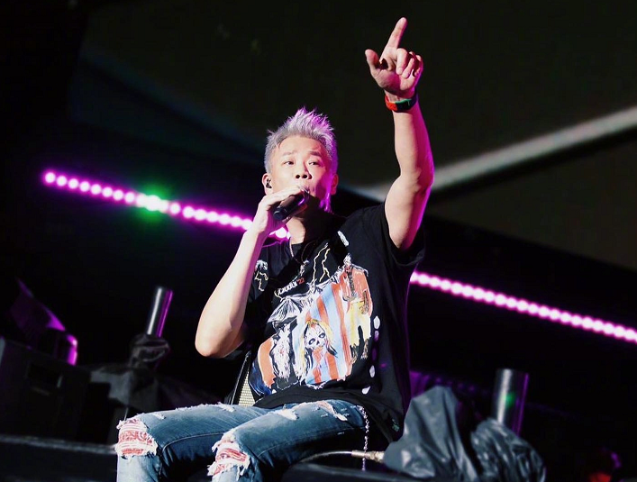 53岁陶喆近照被曝光,面容显得有些憔悴不堪,满头白发苍老了很多_腾讯