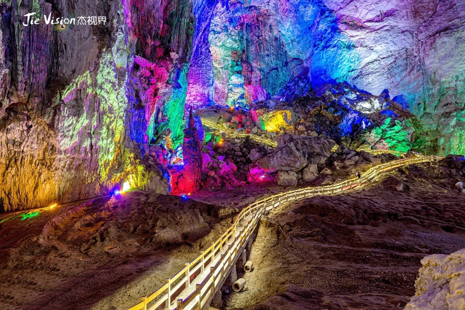 呼吸香甜的空气感受天坑下的奇景百姓的疗养院巴马百魔洞