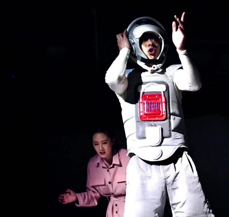 科幻多媒体亲子剧《拖拖DRAG-E》即将上演 人机互动打造科普小课堂_腾讯新闻