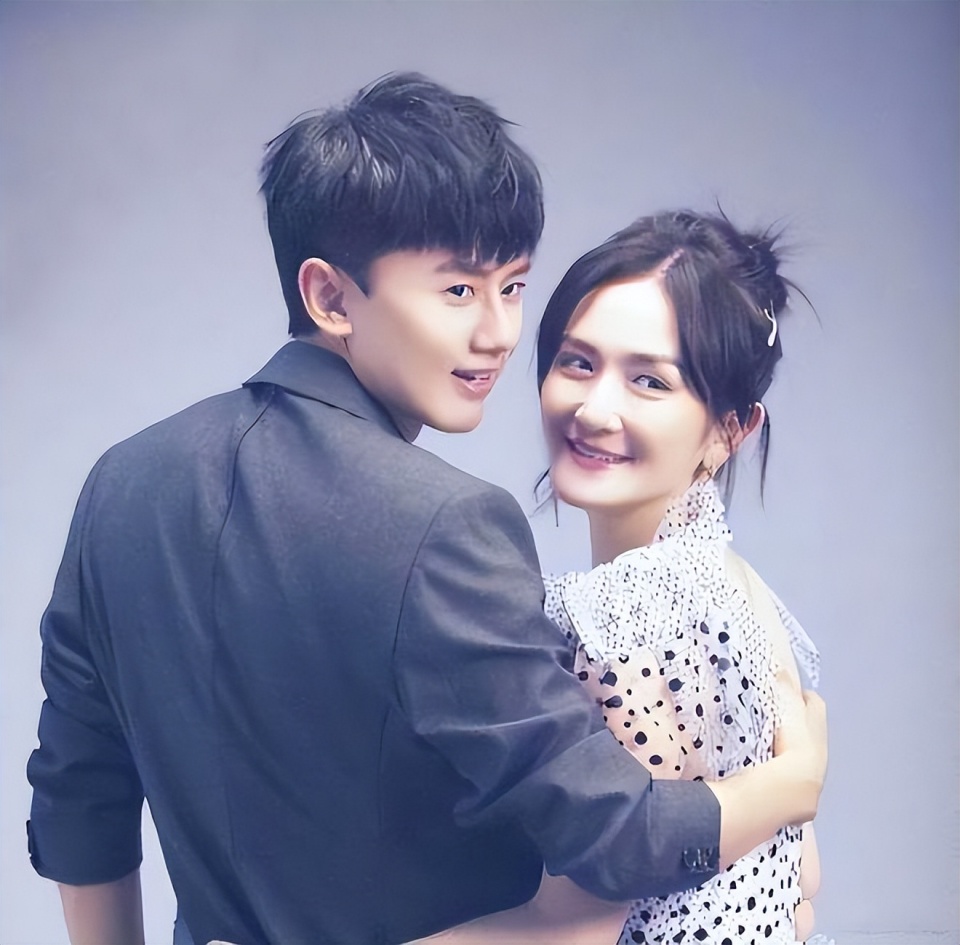 偶遇张杰带娃出游杰哥全程给女儿拍照跳俏一个像妈一个像爸