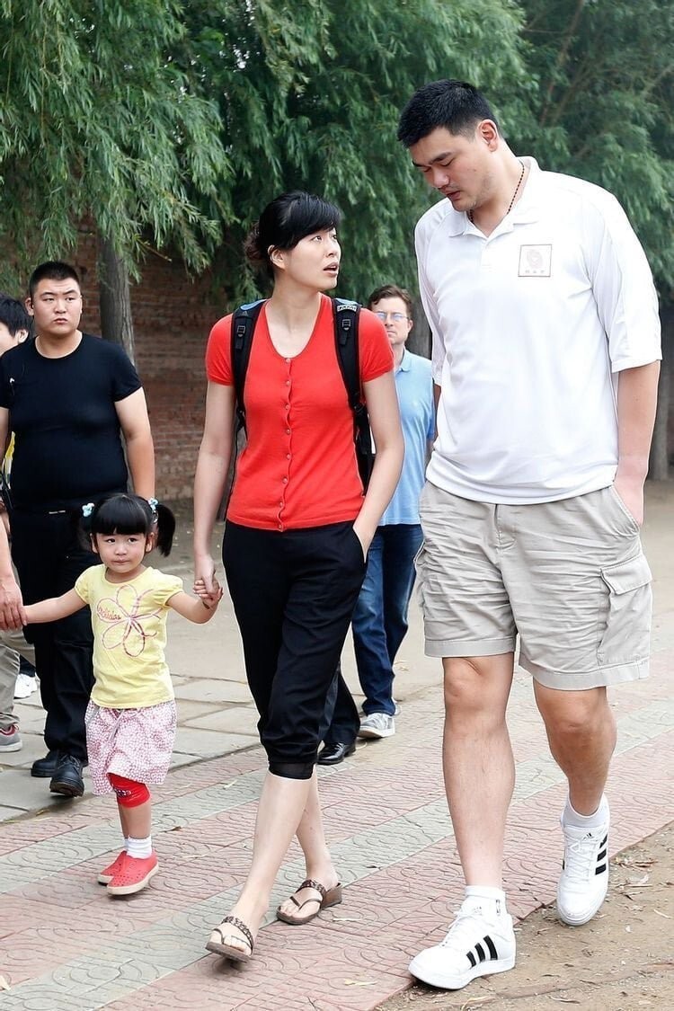 而姚明此番旅游是全家出动,包括姚明父母,以及姚明妻子叶莉以及女儿