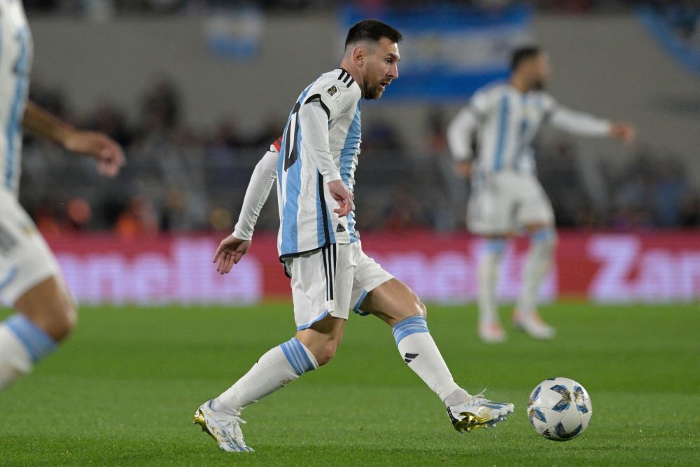 梅西抵达客场!机场炸开锅,800人夜晚守候,街道水泄不通_腾讯新闻