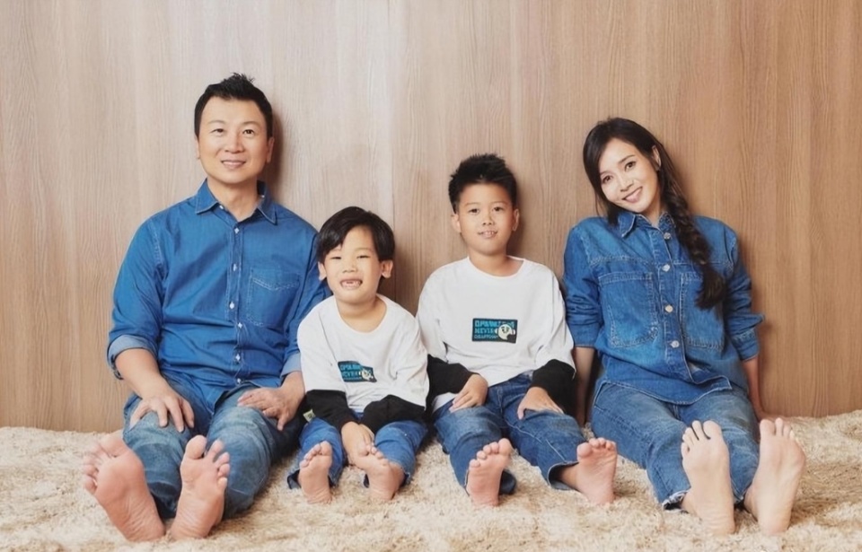 侯佩岑为老公庆祝50岁生日，甜蜜亲吻黄伯俊，老夫老妻超恩爱_腾讯新闻