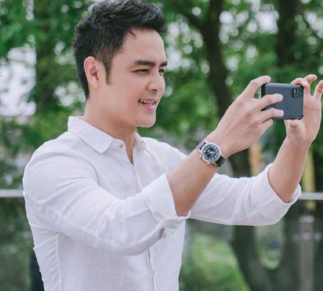 明道官宣二胎出生,十指紧扣父爱满满,小女儿正脸照呆萌可爱-腾讯新闻