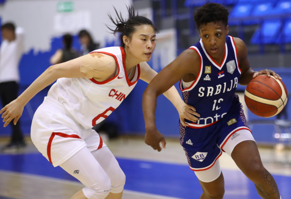 中国女篮55-86不敌塞尔维亚,四大数据全落下风,杨舒予16分表现亮眼