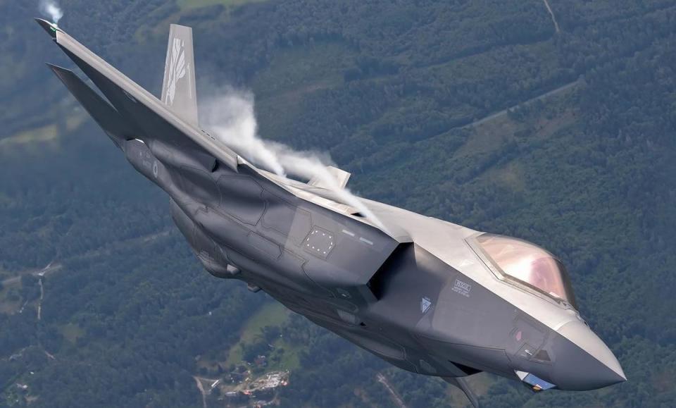 ��ͻ�˹̹��200ǧ�ף�6��F-35�ִ�ӡ��