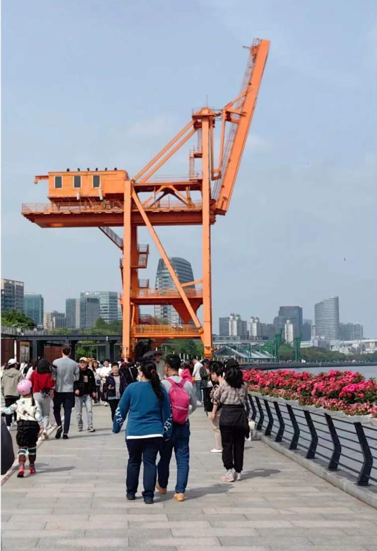 早上海头条㊴"早集市"首场进社区活动举行;夏日卖人