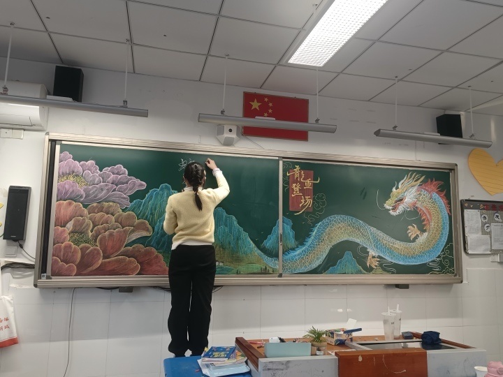 杭州超牛小孩姐又来了,黑板上画巨龙,网友:别擦掉_腾讯新闻