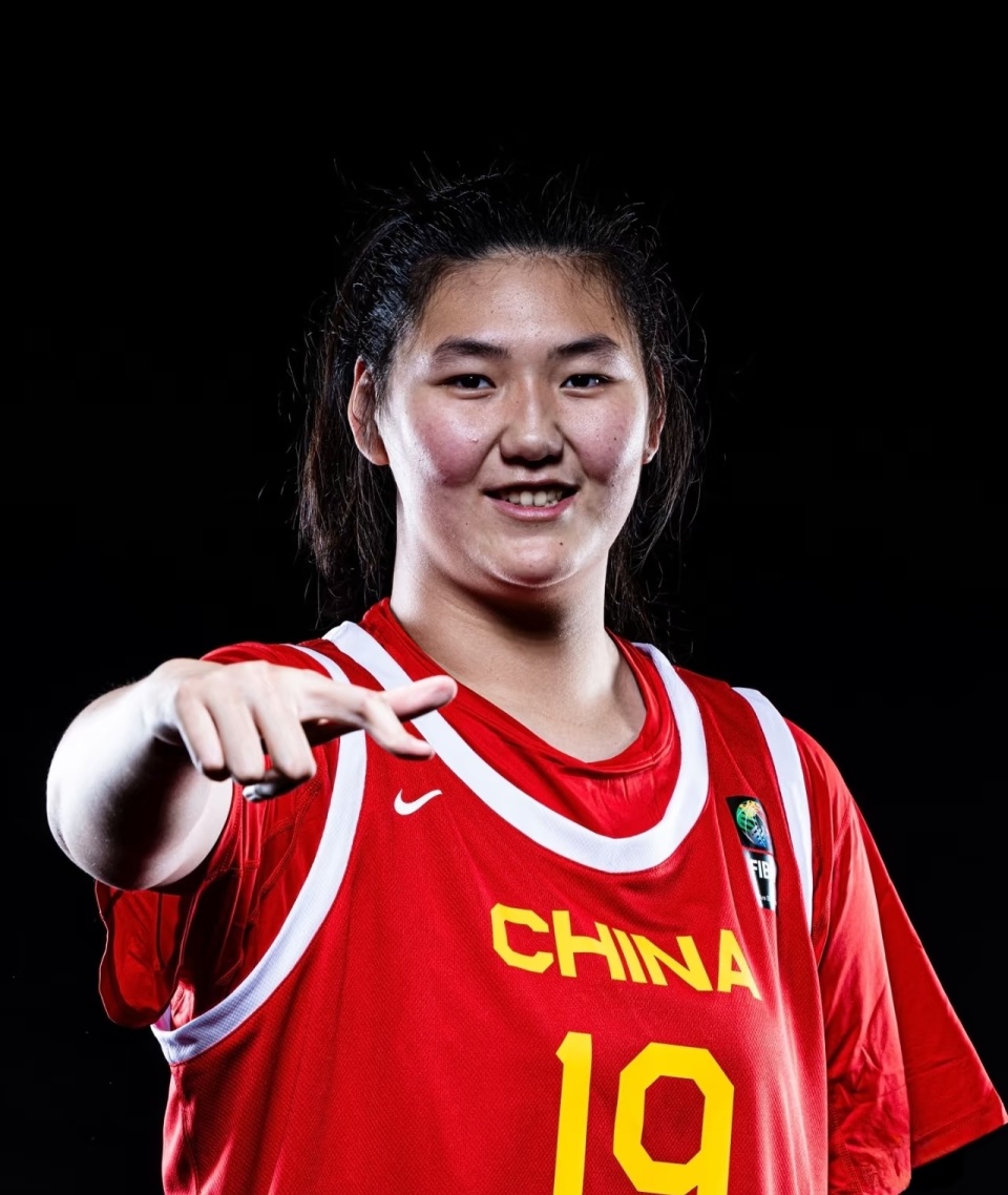 宫鲁鸣亲自指导天才内线张子宇，提升和保护并行，背后藏着女篮长远布局