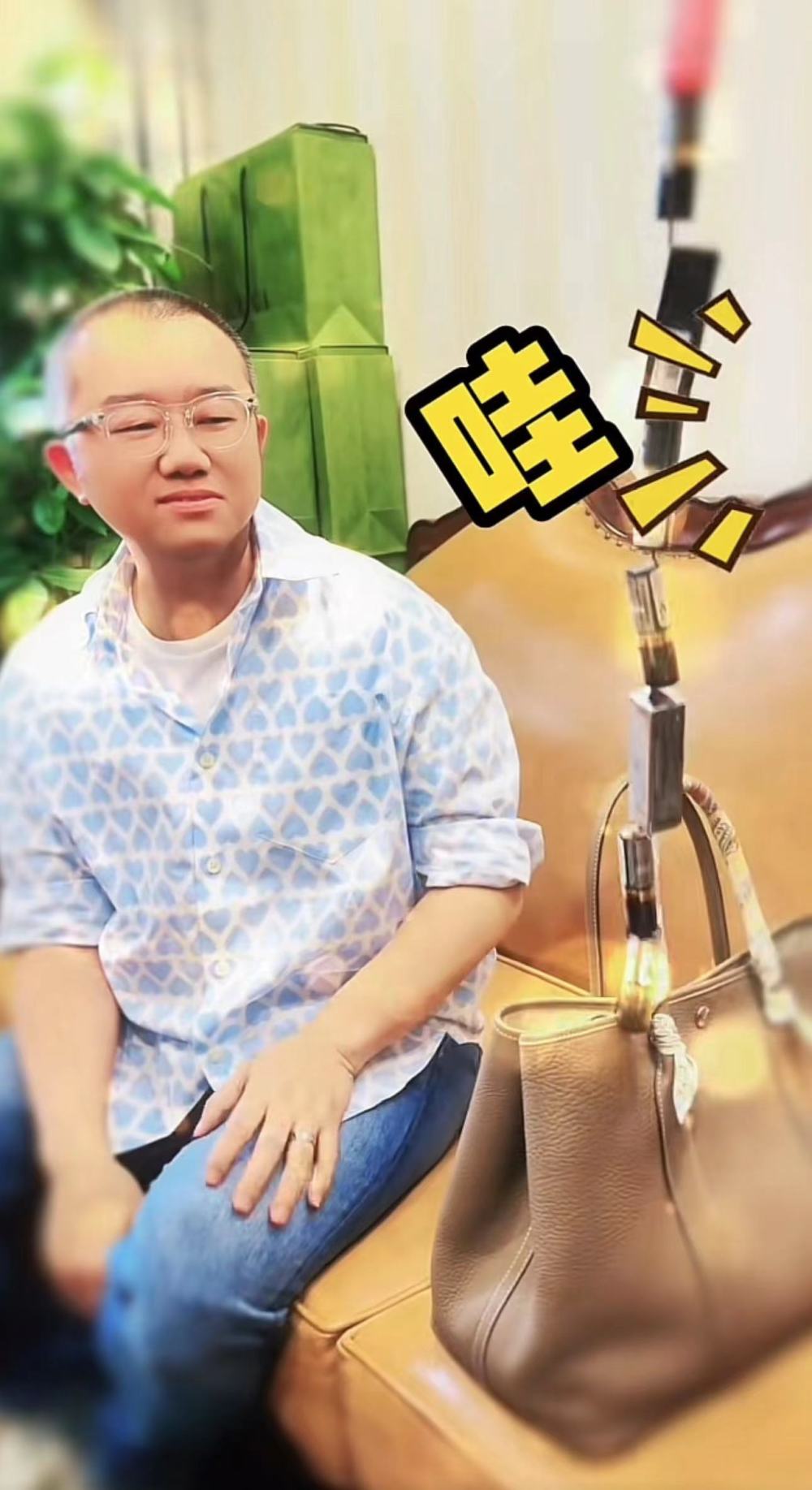 当涂磊的老婆小丸子拿出口红时,发出了阵阵惊呼声,显然特别惊喜.